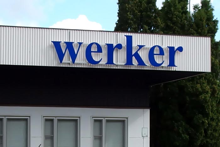 Esimerkki taustavalaistusta valomainoksesta, Werker